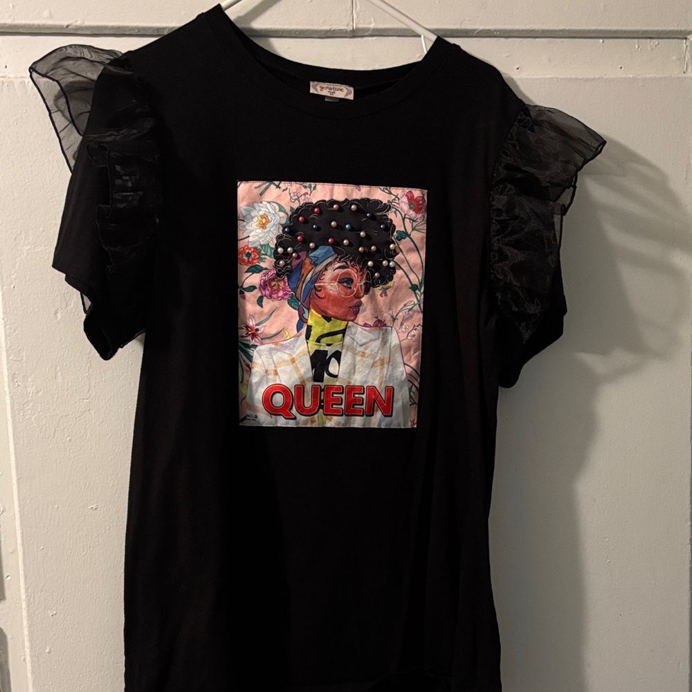 Que Black T-Shirt with Colorful Queen Graphic